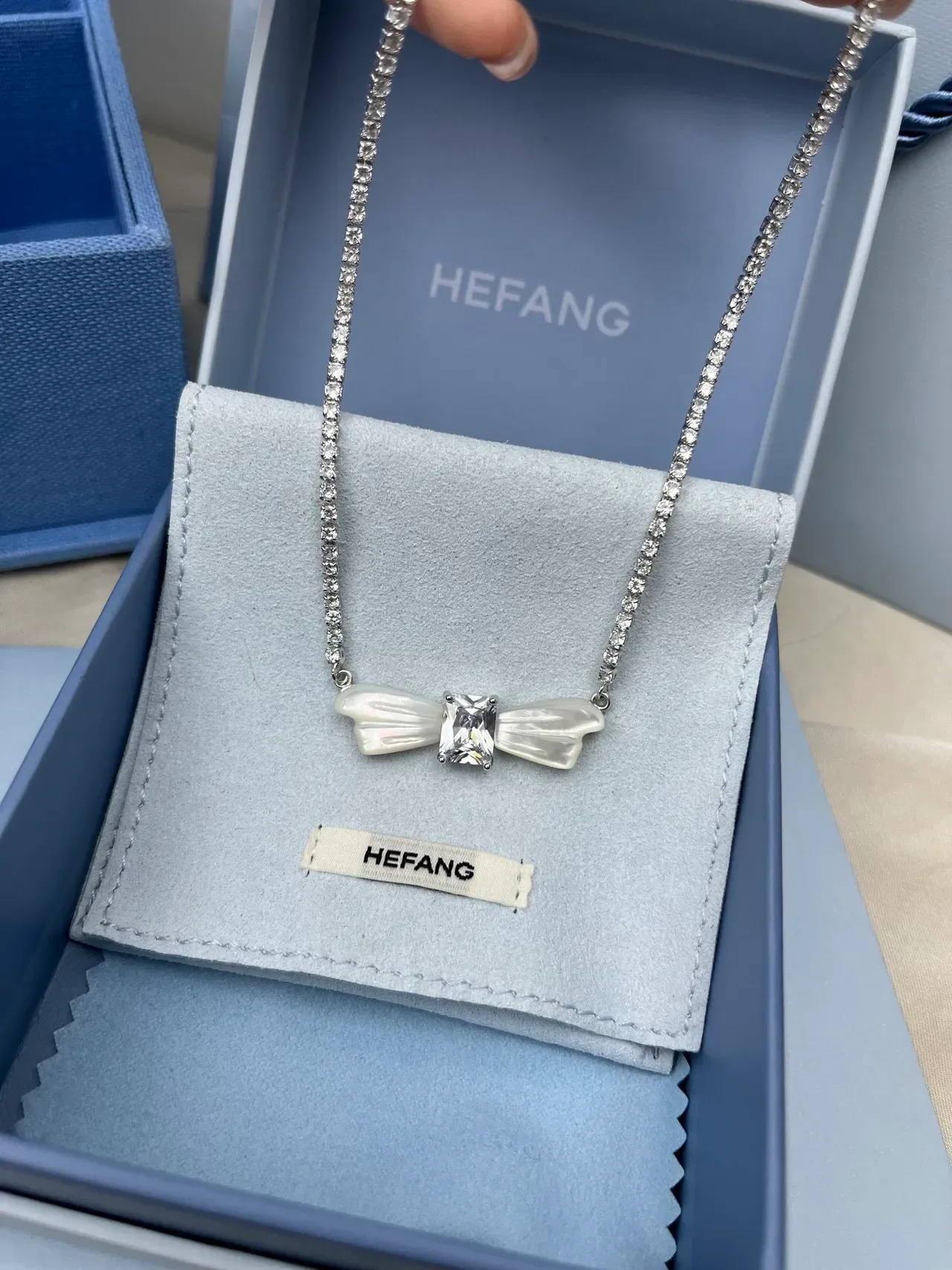 HEFANG Silver White Crystal-Encrusted Chain Mother-of-Pearl Bow Pendant Necklace 9