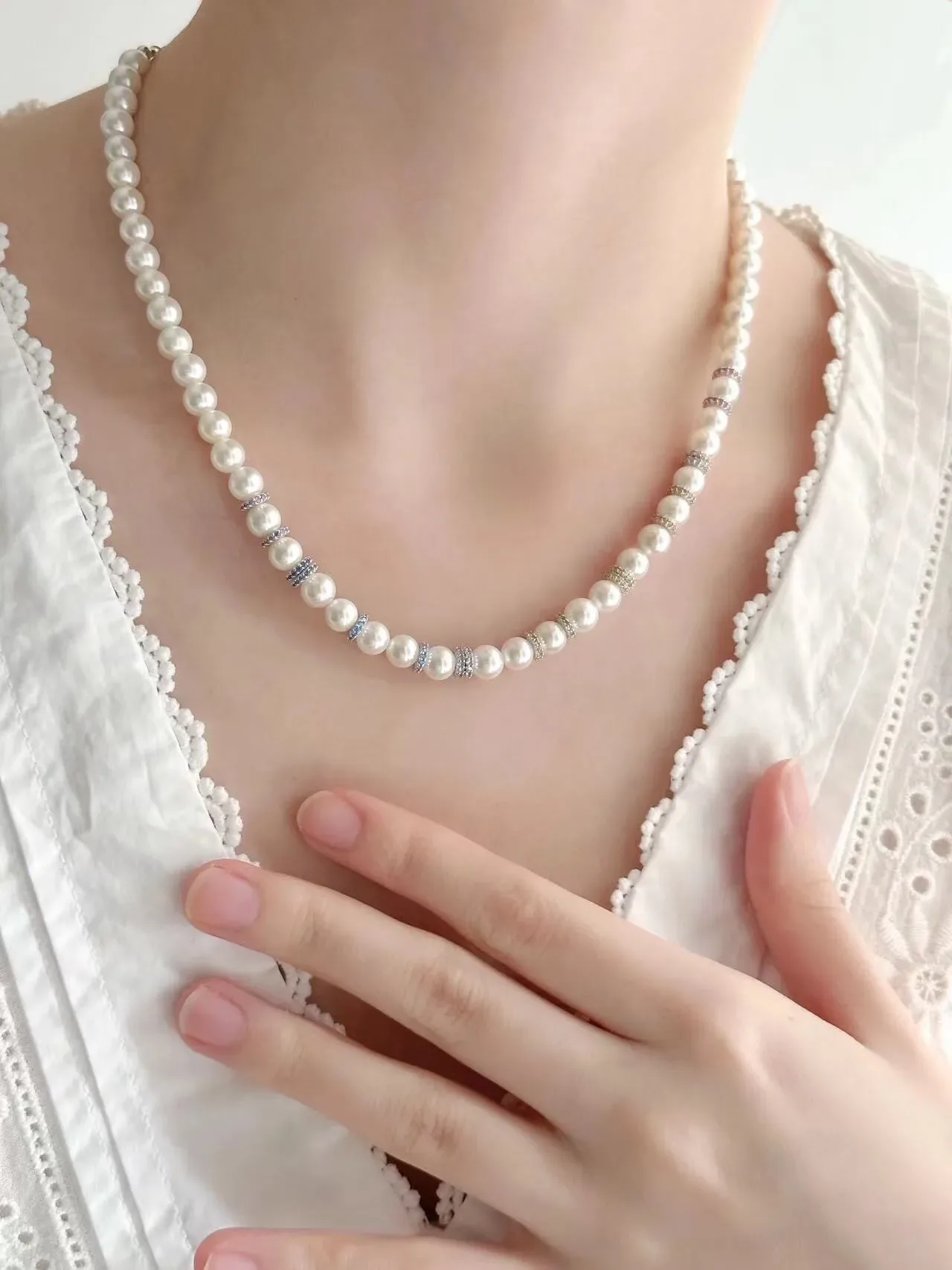 HEFANG Collier de perles blanches et bleues avec espacements métalliques multi-ton 3