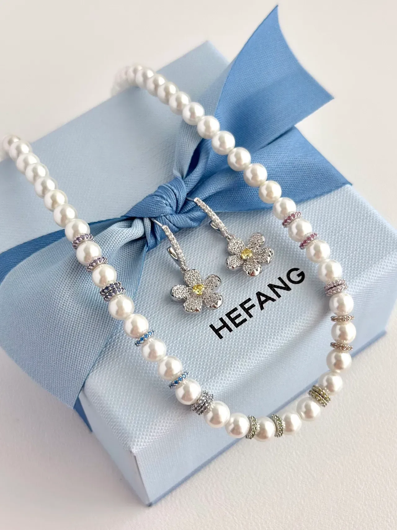 HEFANG Collier de perles blanches et bleues avec espacements métalliques multi-ton 6