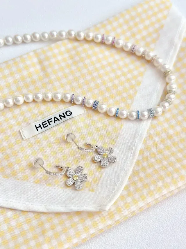 HEFANG Collier de perles blanches et bleues avec espacements métalliques multi-ton 8