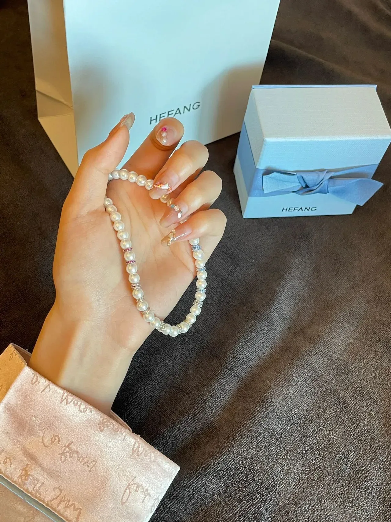 HEFANG Collier de perles blanches et bleues avec espacements métalliques multi-ton 9
