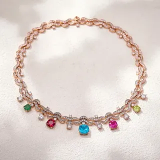 Collier en or multicolore avec design de maillons ondulés et diamants pavé