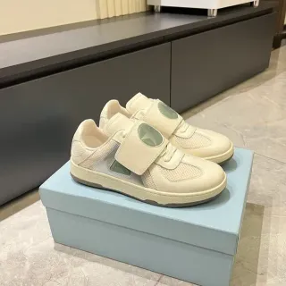 Off-White Cream حذاء رياضي مع إغلاق حزامي