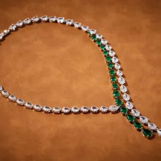 Collier V-Drop en gemmes blanches et vertes en forme de poire