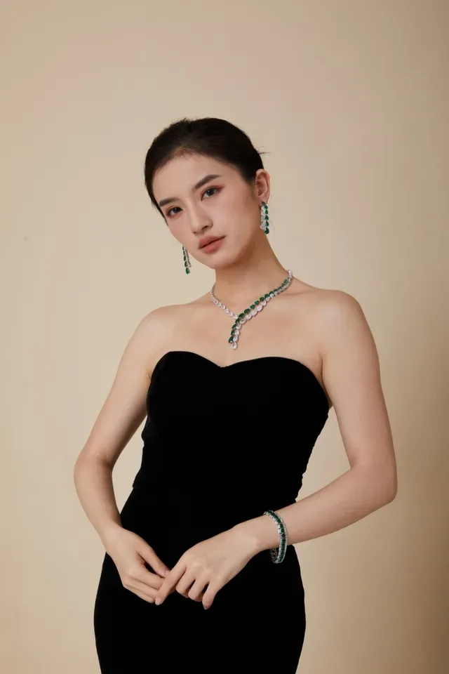 Pear-Shaped White and Green Gemstone V-Drop Necklace 4