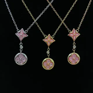Collier pendentif en émail rose avec motif floral double niveau