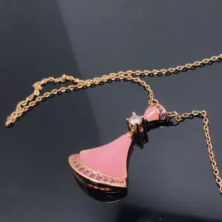 Collier avec pendentif en pierre en forme d'éventail en or rose