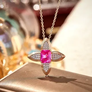 Collier à motif floral à quatre pétales en or rose avec accents de diamants pavé