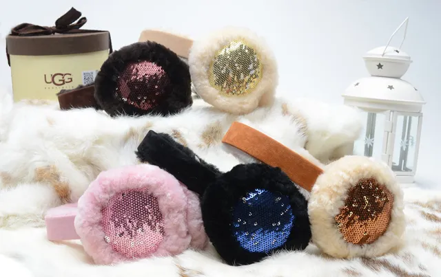 Beanie rosa e dourado com exterior de pelúcia faux fur, painel interior com paetês 3