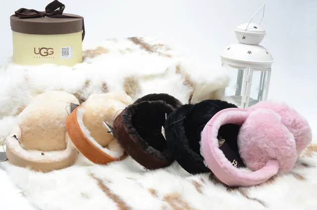 Beanie rosa e dourado com exterior de pelúcia faux fur, painel interior com paetês 5
