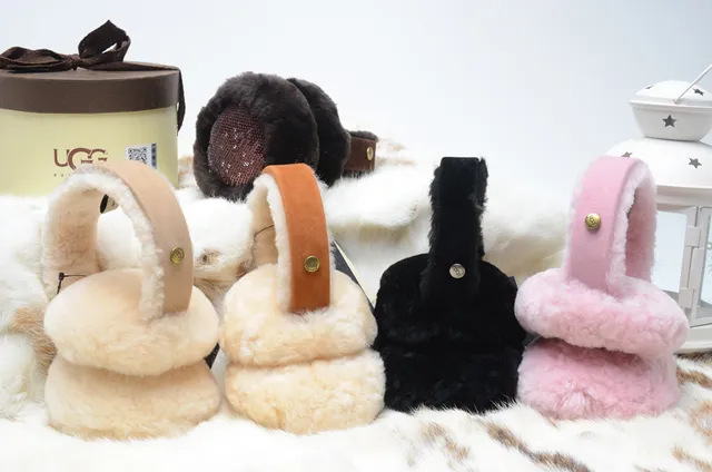 Beanie rosa e dourado com exterior de pelúcia faux fur, painel interior com paetês 6