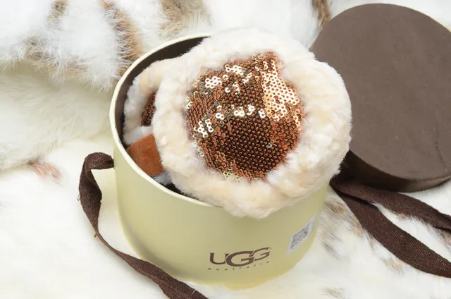 Beanie rosa e dourado com exterior de pelúcia faux fur, painel interior com paetês 7