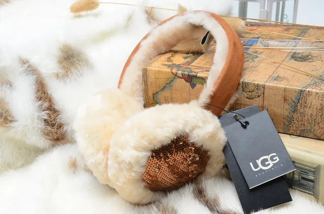 Beanie rosa e dourado com exterior de pelúcia faux fur, painel interior com paetês 8