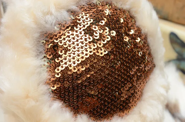 Beanie rosa e dourado com exterior de pelúcia faux fur, painel interior com paetês 9