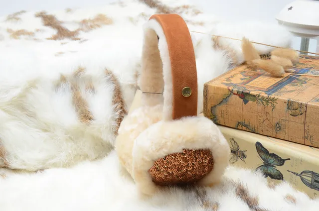 Beanie rosa e dourado com exterior de pelúcia faux fur, painel interior com paetês 10