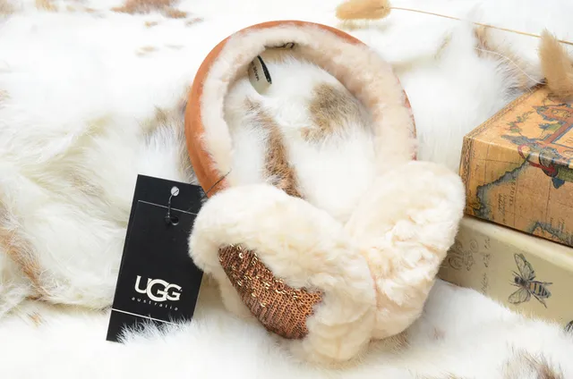 Beanie rosa e dourado com exterior de pelúcia faux fur, painel interior com paetês 12