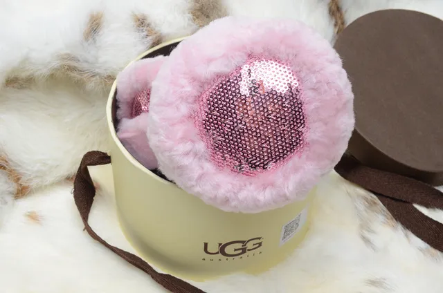 Beanie rosa e dourado com exterior de pelúcia faux fur, painel interior com paetês 13