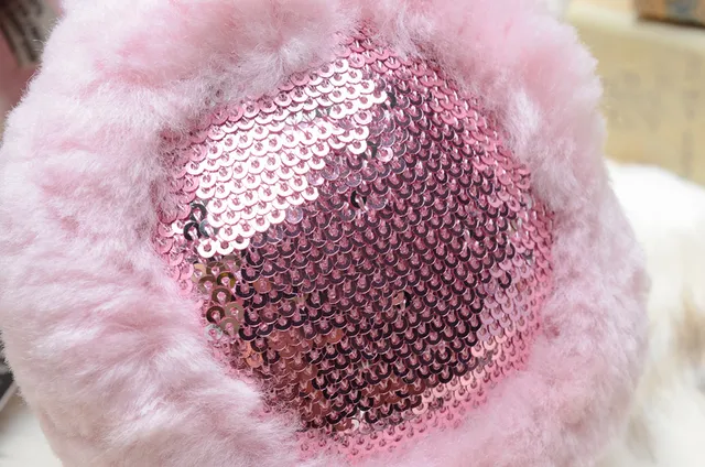 Beanie rosa e dourado com exterior de pelúcia faux fur, painel interior com paetês 14
