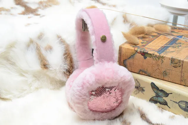Beanie rosa e dourado com exterior de pelúcia faux fur, painel interior com paetês 15