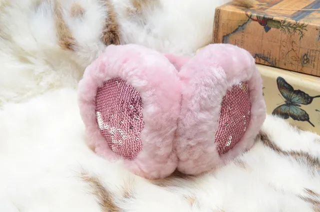 Beanie rosa e dourado com exterior de pelúcia faux fur, painel interior com paetês 16