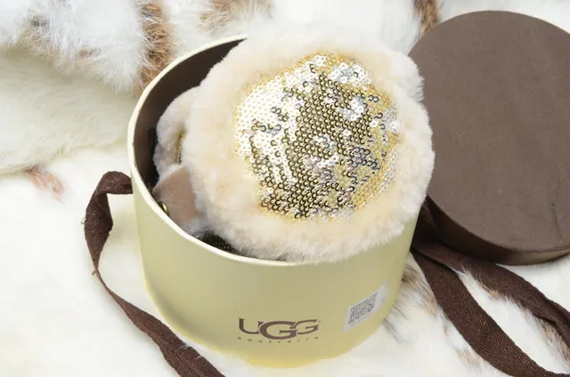 Beanie rosa e dourado com exterior de pelúcia faux fur, painel interior com paetês 18