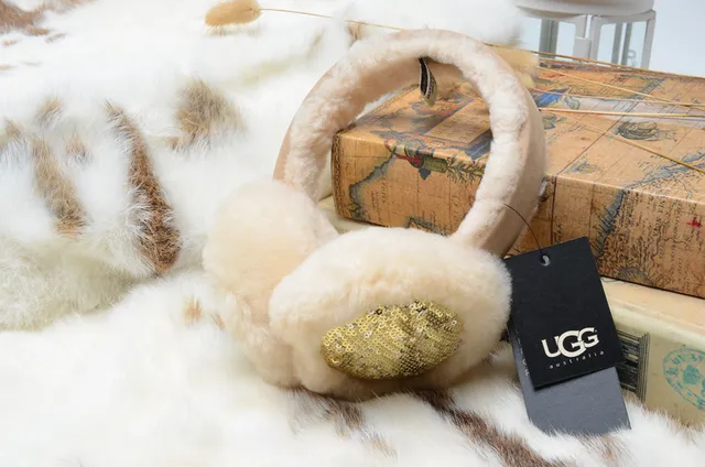 Beanie rosa e dourado com exterior de pelúcia faux fur, painel interior com paetês 19