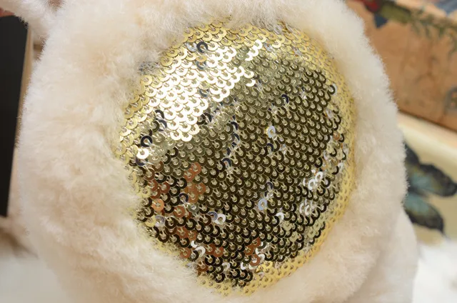 Beanie rosa e dourado com exterior de pelúcia faux fur, painel interior com paetês 20