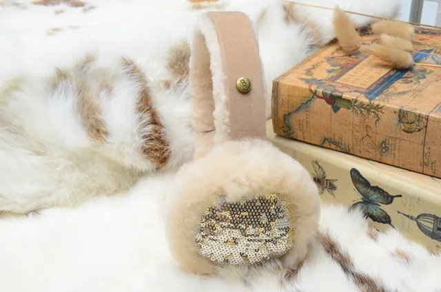Beanie rosa e dourado com exterior de pelúcia faux fur, painel interior com paetês 21