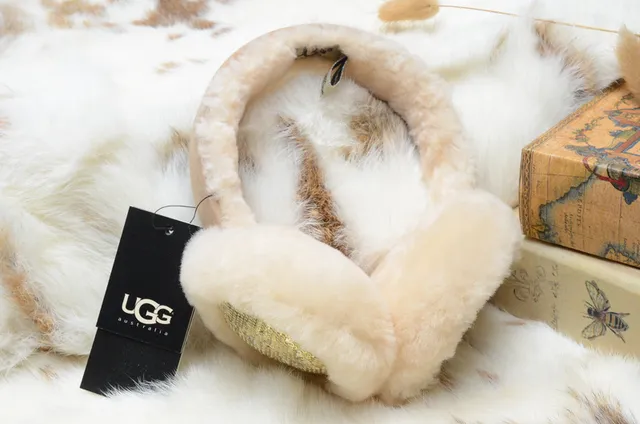 Beanie rosa e dourado com exterior de pelúcia faux fur, painel interior com paetês 23