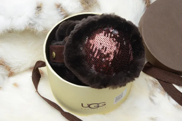 Beanie rosa e dourado com exterior de pelúcia faux fur, painel interior com paetês 24