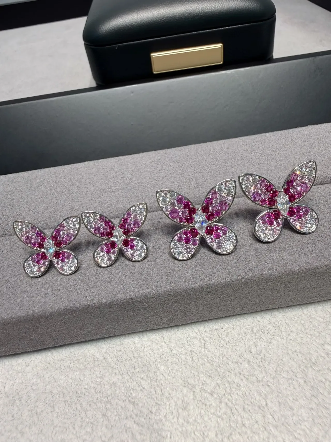 Boucles d'oreilles silhouette papillon rose argent pierres serties pavé 2