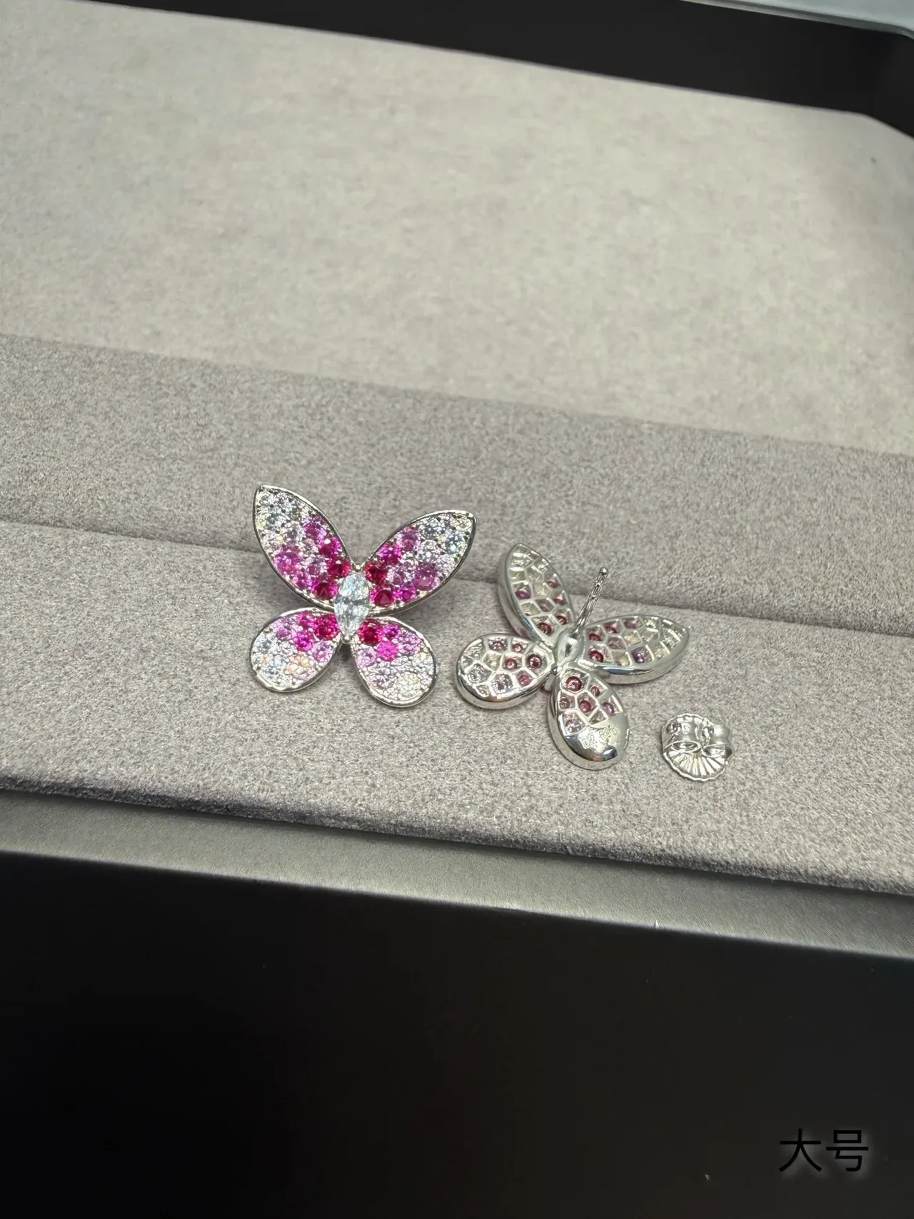 Boucles d'oreilles silhouette papillon rose argent pierres serties pavé 5