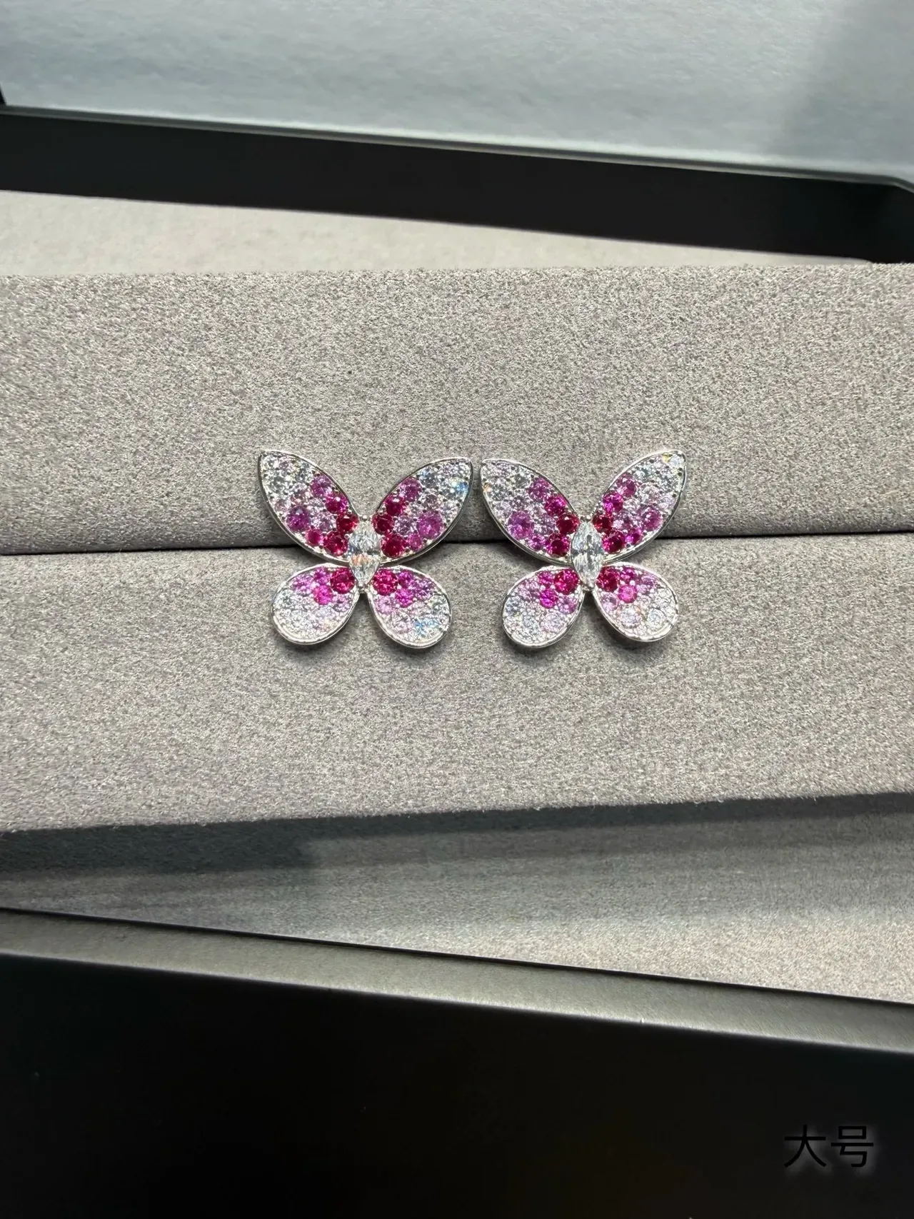Boucles d'oreilles silhouette papillon rose argent pierres serties pavé 7