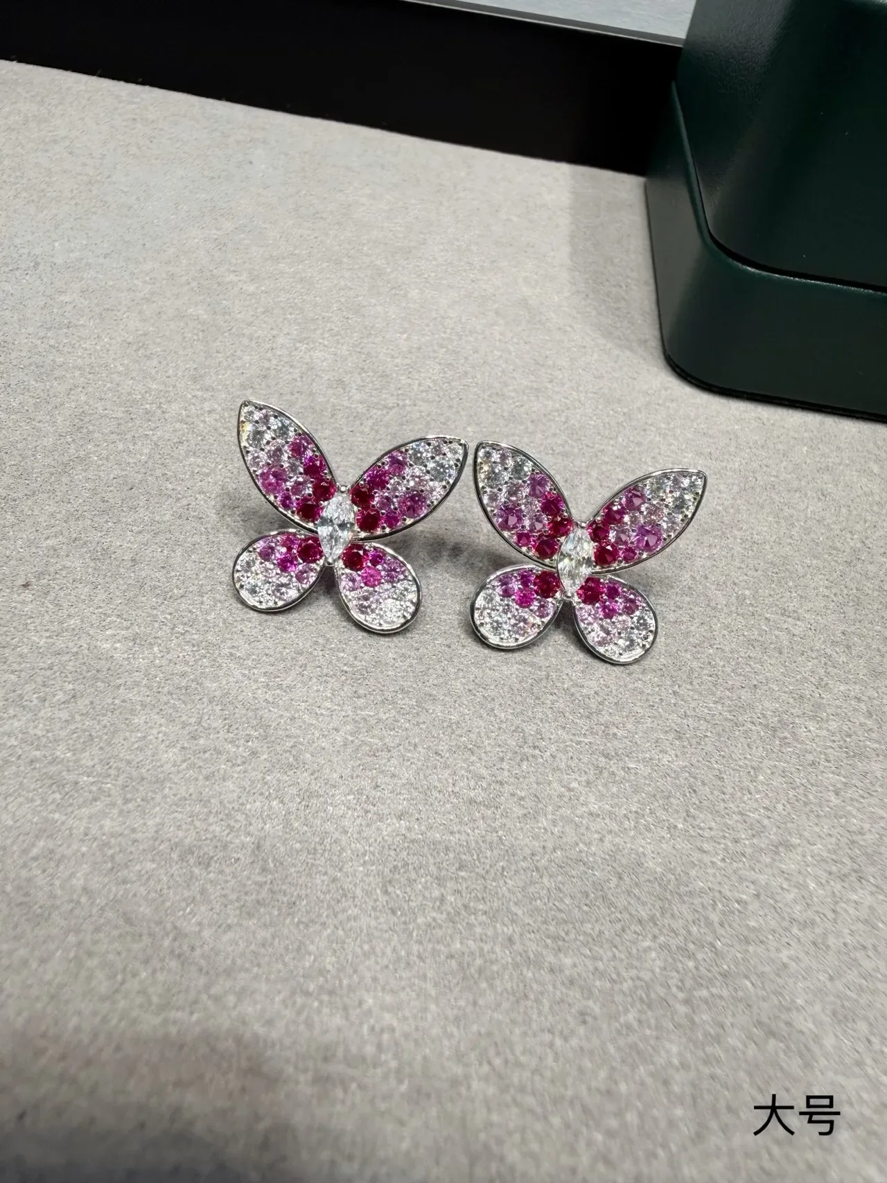 Boucles d'oreilles silhouette papillon rose argent pierres serties pavé 8