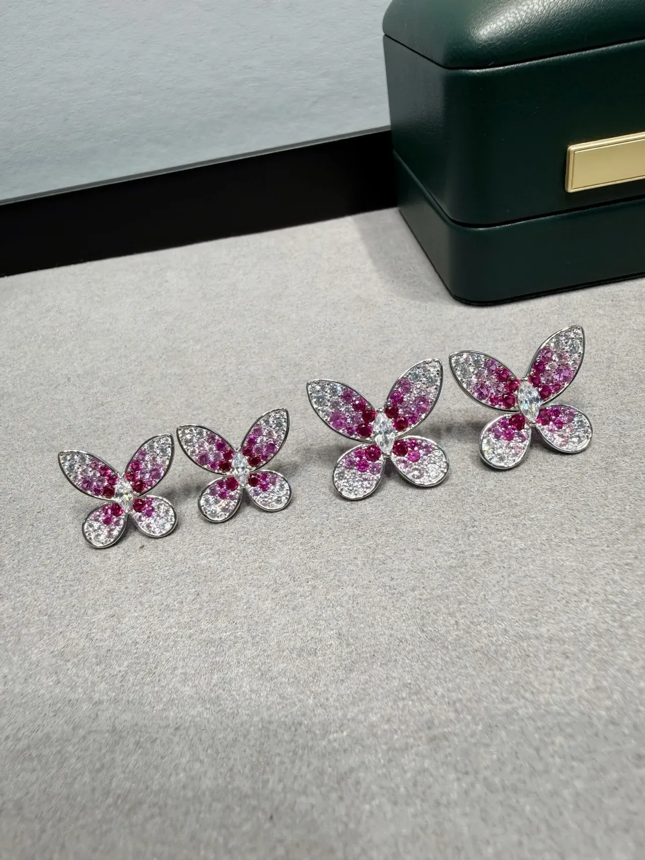 Boucles d'oreilles silhouette papillon rose argent pierres serties pavé 9