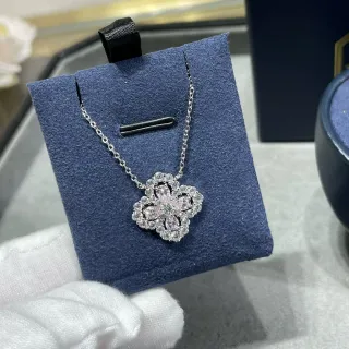 গোলাপি রূপালি ফুলের চারপাতার লটকন Pave-Set স্বচ্ছ পাথরের হার