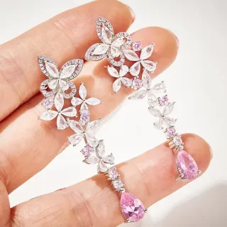Brincos rosa transparente com motivo floral e design cascade pendentes