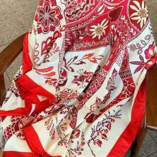 Écharpe de soie rouge et crème à motif floral géométrique
