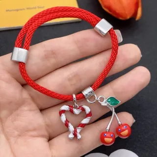 سوارة سلك مضفر أحمر مع تعليقة قلب إيناميل وكرز