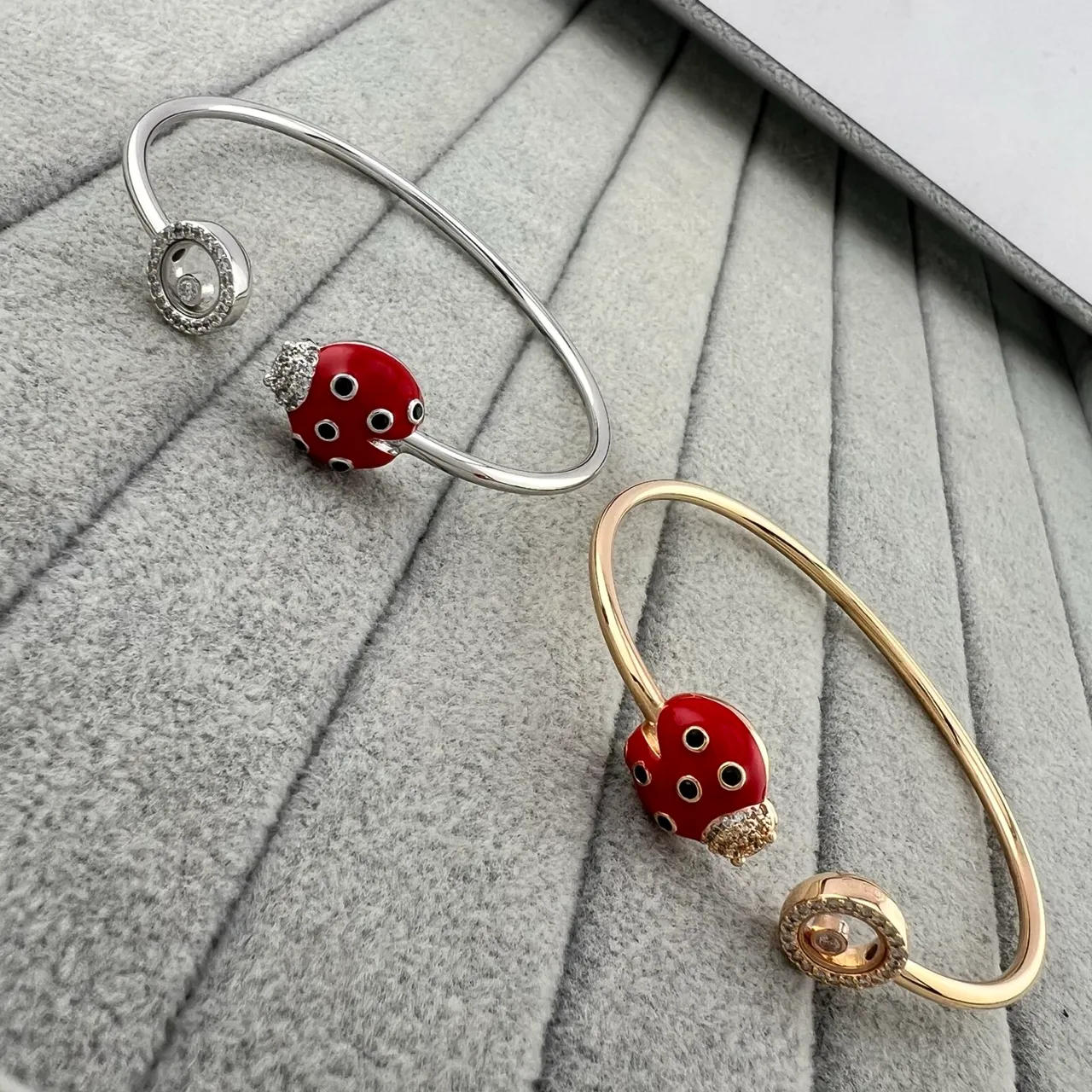 Pulseras de bangle abiertas con encanto de mariquita de esmalte rojo 2