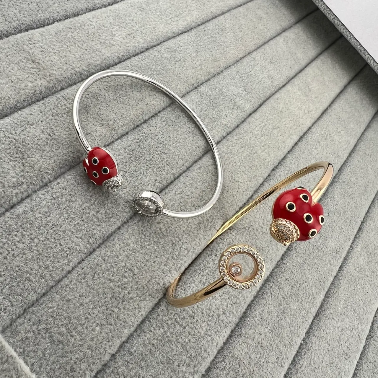 Pulseras de bangle abiertas con encanto de mariquita de esmalte rojo 3