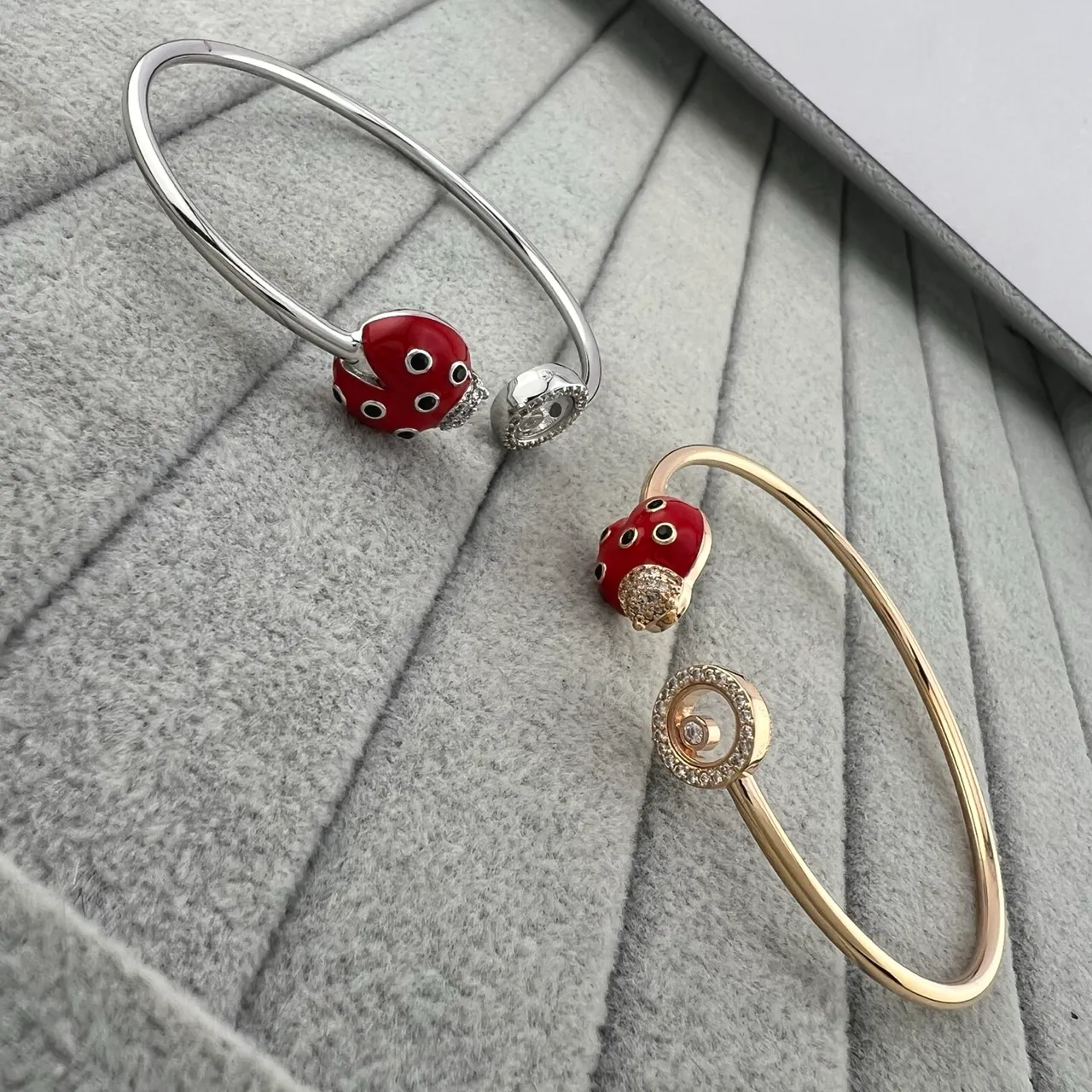 Pulseras de bangle abiertas con encanto de mariquita de esmalte rojo 4