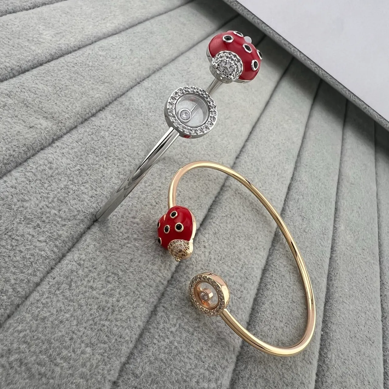 Pulseras de bangle abiertas con encanto de mariquita de esmalte rojo 5