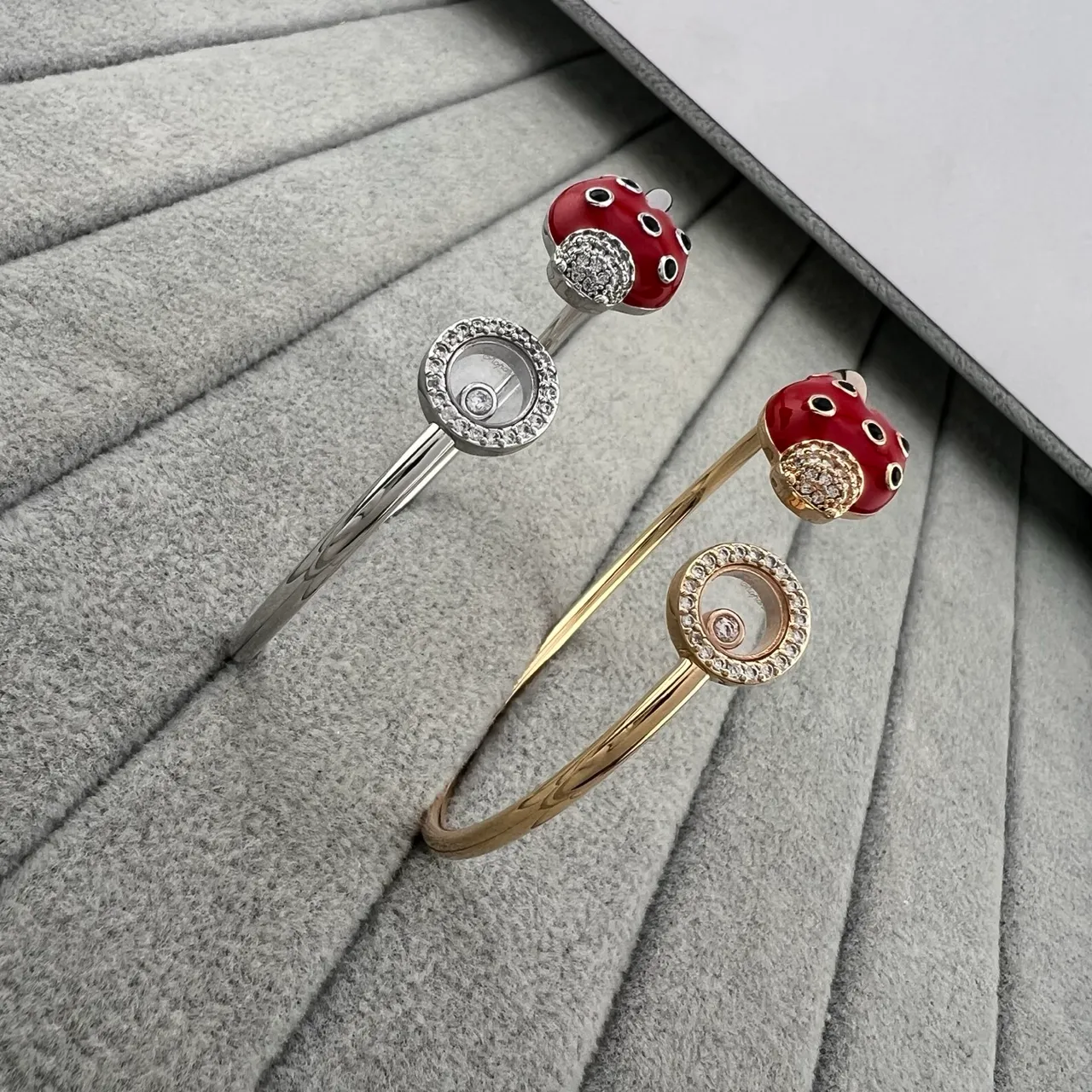 Pulseras de bangle abiertas con encanto de mariquita de esmalte rojo 6