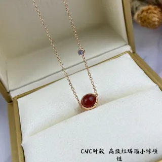 Collar de cadena roja y dorada con piedra cabochón