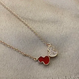 Collier émaillé avec deux pendentifs en forme de gourde en rouge et or