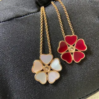 Collier pendentif fleurs en forme de pétales rouge et or