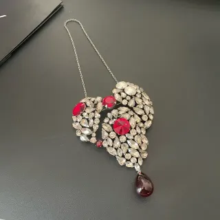 Collier pendentif en forme de cœur en argent avec design de cluster de multiples gemmes incrustées en rouge