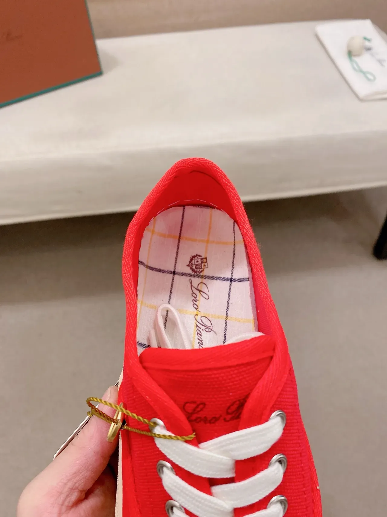 红色白色低帮帆布鞋 4