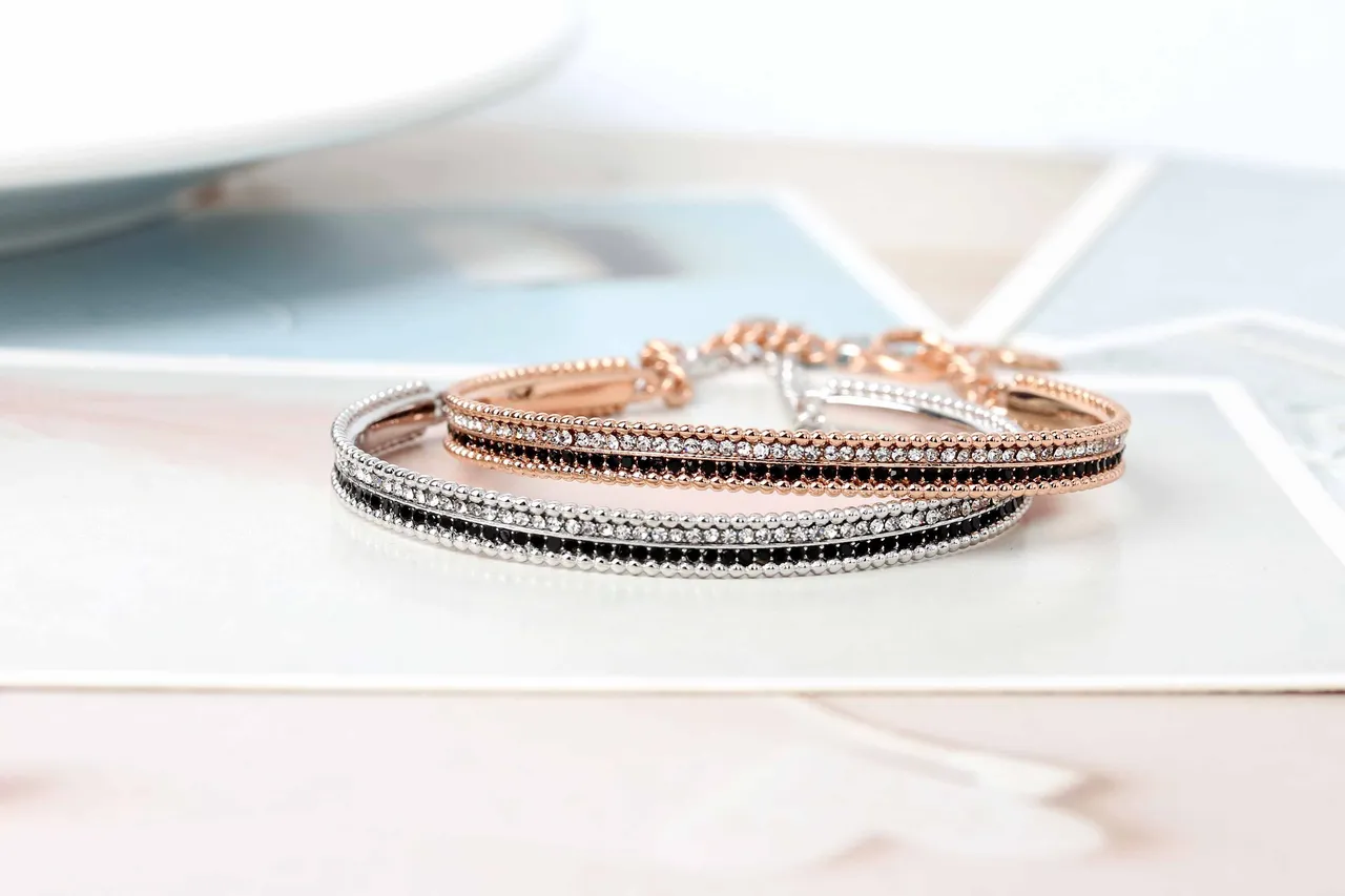 Pulseira pavé de tom dourado-rosa com pérolas em múltiplas linhas 2